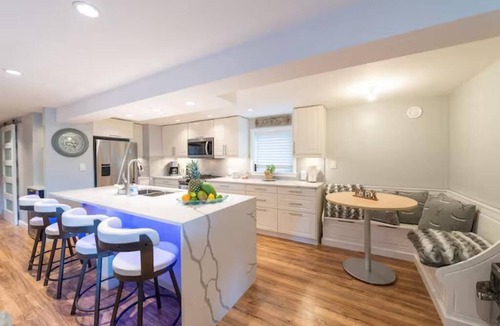 Regional District of Nanaimo Apartment | Romantic 1-bedroom sute with AC in Nanaimo across the street from the seawall