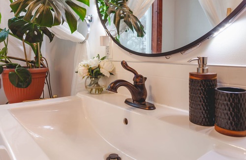 East Hill Apartment | Romantic Getaway/6ft Tub/Private Deck/Housecoats/Fireplace