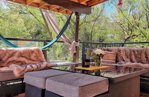 East Hill Apartment | Romantic Getaway/6ft Tub/Private Deck/Housecoats/Fireplace