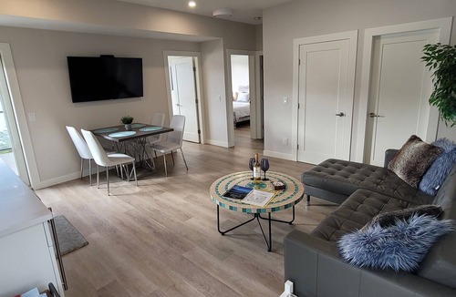 McKinley House | Romantic Lake View in Kelowna