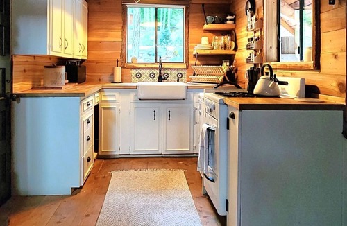 D'Arcy Cabin | Romantic Off-Grid Cabin