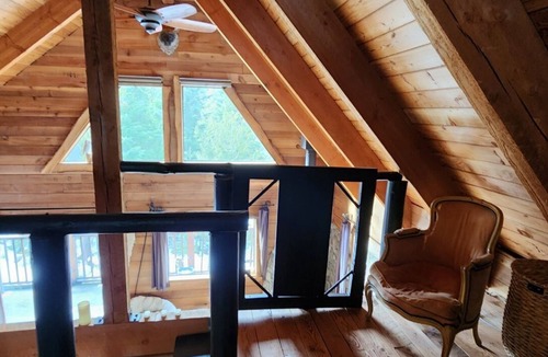 D'Arcy Cabin | Romantic Off-Grid Cabin