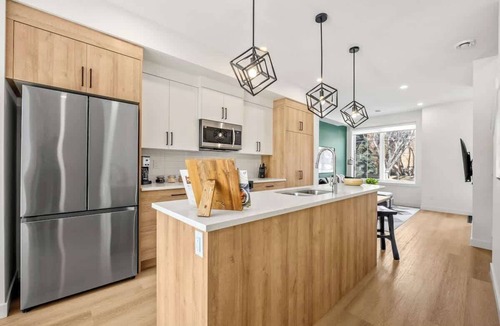 Hillhurst Condo | Rooftop + Garage | 3 Private Ensuites, 2 King Beds