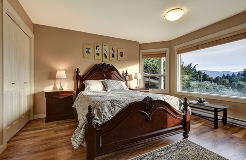 Central Okanagan Bed & Breakfast | Room In Rodee Homestay, B&B - West Kelowna