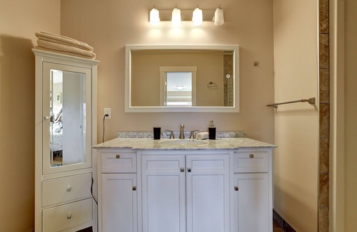 Central Okanagan Bed & Breakfast | Room In Rodee Homestay, B&B - West Kelowna