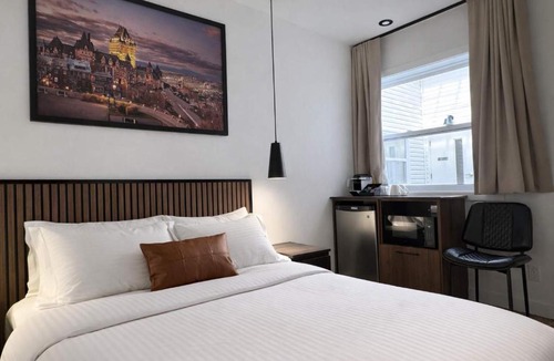 La Cite-Limoilou Hotel | Room with 1 Queen Bed Downtown Quebec City