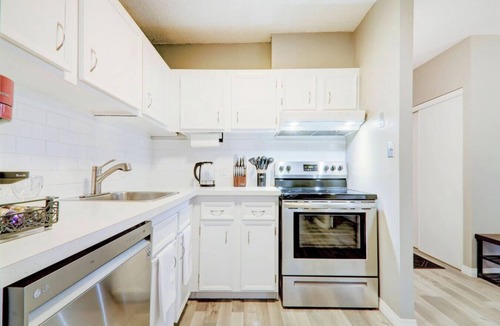 Beltline Apartment | Roomy Top Floor at Stampede w/Free Parking, AC