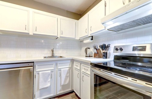 Beltline Apartment | Roomy Top Floor at Stampede w/Free Parking, AC