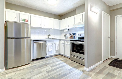 Beltline Apartment | Roomy Top Floor at Stampede w/Free Parking, AC