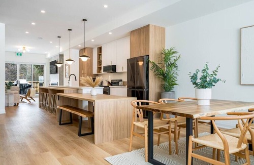 The Blue Mountains House | Rose Estate at Blue Mountains: 2 Chalets for 32