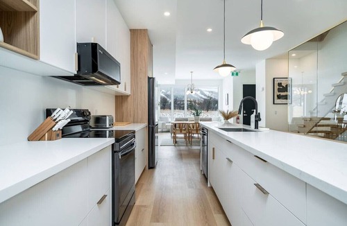 The Blue Mountains House | Rose Estate at Blue Mountains: 2 Chalets for 32