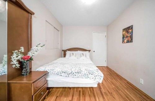 Surrey House | Rose Garden Villa 3 Bedrooms 2Baths Full Kitchen Near Beach