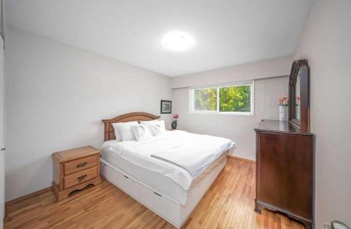 Surrey House | Rose Garden Villa 3 Bedrooms 2Baths Full Kitchen Near Beach