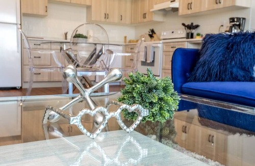 West Edmonton Apartment | RoyalBlueWildOasisCornerPNHSEKingBedU/G Wi-fi