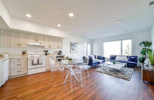 West Edmonton Apartment | RoyalBlueWildOasisCornerPNHSEKingBedU/G Wi-fi