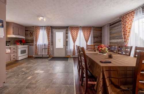 Saint-Gabriel-de-Brandon Ski Chalet | Rustic Villa | 3 Bedrooms, Fireplace, Pet-Friendly & Near Lac Maskinongé