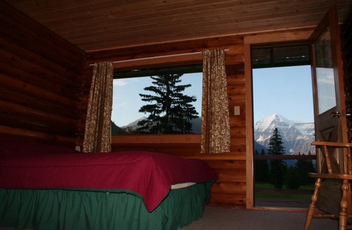 Tete Jaune Cache Cabin | Rustic cabin in the Canadian Rockies!