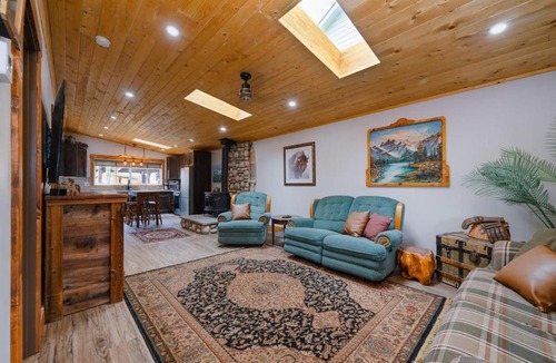 Sylvan Lake House | Rustic Old West Cabin 1 Block to Beach Accessible Private Yard