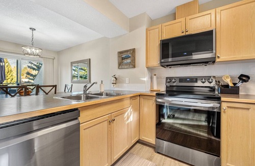 Radium Hot Springs Apartment | Rustic Ridge | Hot Tub | Home Theatre | Fireplace