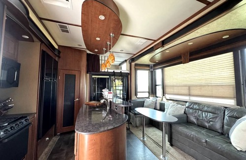 Stettler House | RV Apartment w/ Hyrdo-Spa