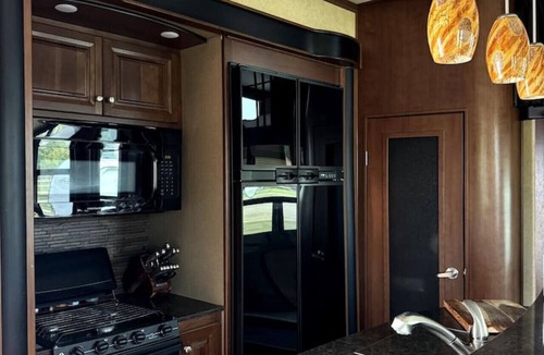 Stettler House | RV Apartment w/ Hyrdo-Spa