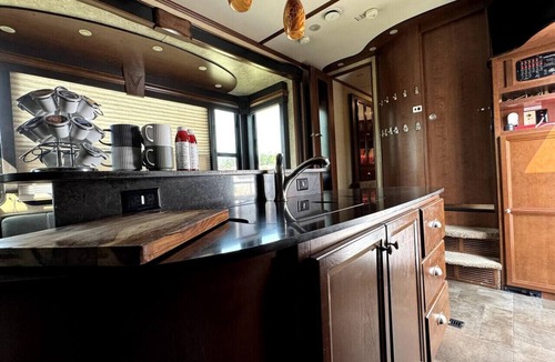 Stettler House | RV Apartment w/ Hyrdo-Spa