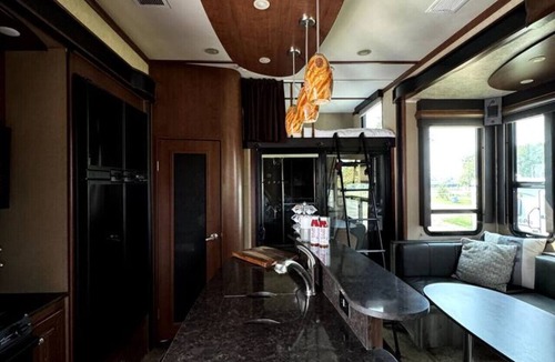 Stettler House | RV Apartment w/ Hyrdo-Spa