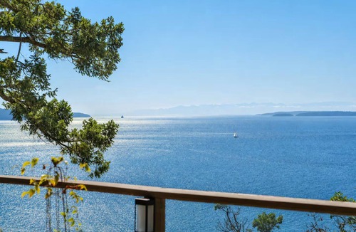 Pender Island Villa | SaliHaven: Oceanfront 3 BR 3 Beds 3.5 Ba + Gym