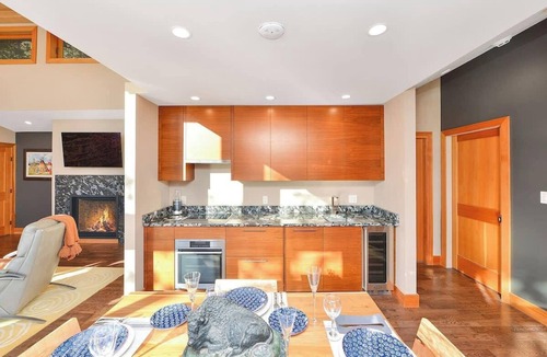 Cowichan Bay Condo | Salishan Tree House Suite