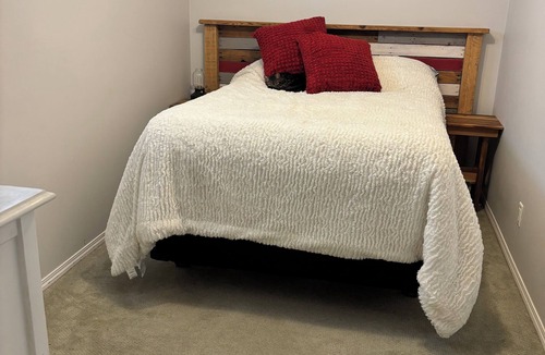 Salmon Arm House | Salmon Arm (Shuswap) Comfortable 2 Bedroom in town, 5 mins to the beach!