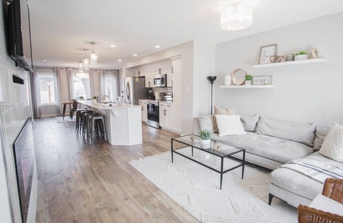 West Edmonton House | Sauna|9minstoWEM|Foosball|VintageArcade|4 bedrooms