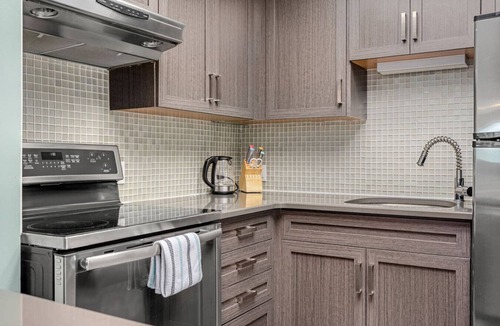 Bridgeland House | Scarlett Manor | Funky 1 BR Century Home-Near DT, C-train