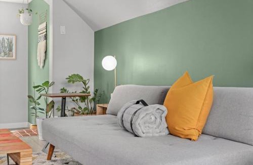 Bridgeland House | Scarlett Manor | Mid Century Zen Suite. 1 BR. Near DT, C-train.