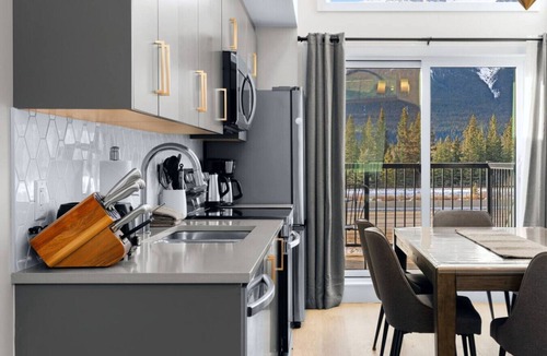 Harvie Heights Villa | Scenic 3BR Townhouse with Mountain Views Near Banff!
