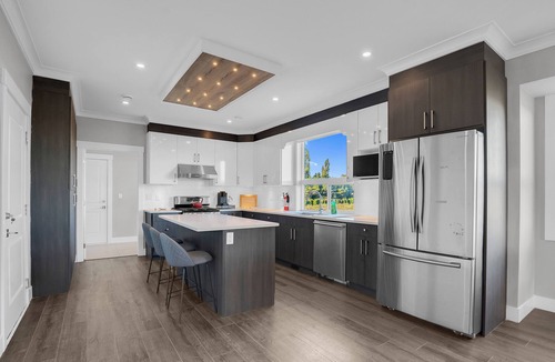 Surrey House | Scenic Farmhouse Retreat with Expansive Living Space & Panoramic Views