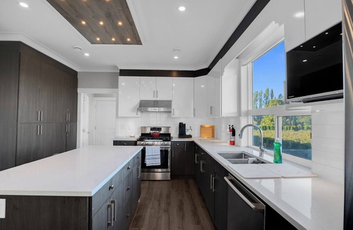 Surrey House | Scenic Farmhouse Retreat with Expansive Living Space & Panoramic Views