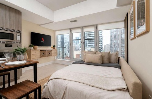Bay Cloverhill Apartment | Scenic View Condo Near UofT Sleeps 4 with Sofa Bed!