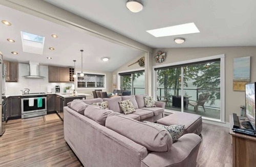 Port Renfrew Cottage | Seaside Haven -Hot Tub with Oceanfront View