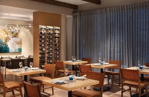 Lower Lonsdale Hotel | Seaside Hotel North Vancouver