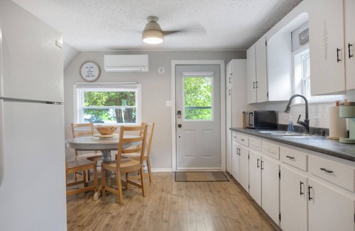 Queens House | Sept Availability! Steps to Medway River