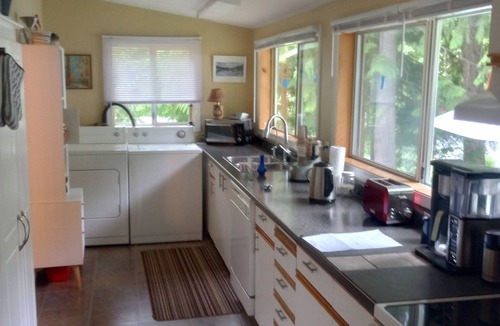 Fauquier Cottage | Serenity & Adventure @ Arrow Lake Lavender Cottage. Walk to Sandy Beach & Golf.