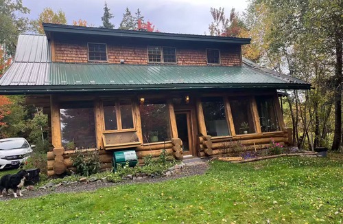 Moncton House | Shediac River Retreat Log home with Hot Tub