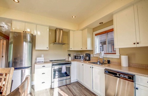 Port Renfrew House | Shore 2 Please - Lower Unit,BRIGHT/Mountain views
