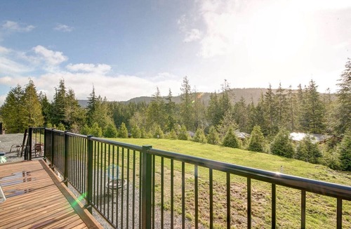 Port Renfrew House | Shore 2 Please - Lower Unit,BRIGHT/Mountain views