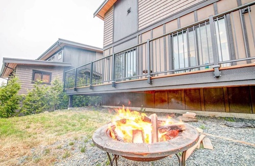 Port Renfrew House | Shore 2 Please - Lower Unit,BRIGHT/Mountain views