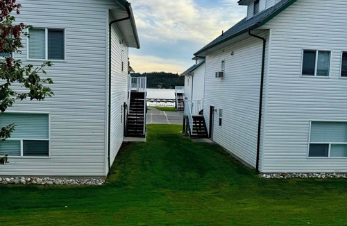 Sicamous House | Sicamous Townhouse & Boat Slip. Welcome to the lake!