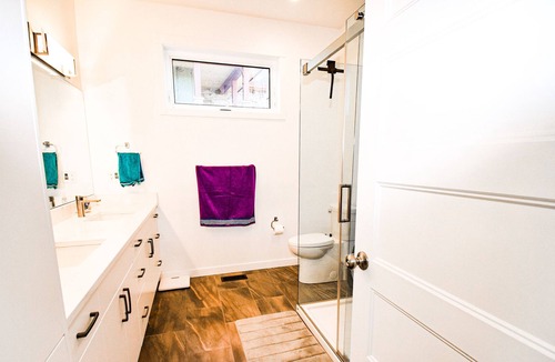 Silver Star Mountain Ski Chalet | Silver Star Paradise, 3 bedrooms, Sleeps 10 with private Hot Tub Ski in/out