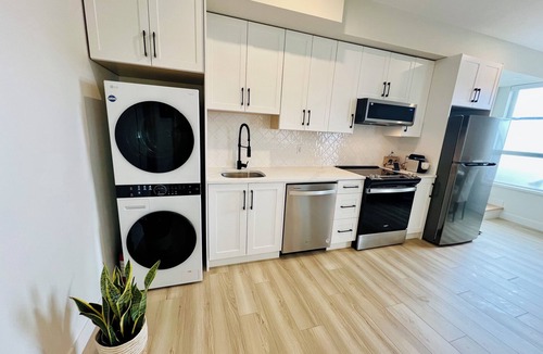 Mission Apartment | Silver Veil Suite King Bed Wifi Self Checkin New Built Minutes from Golf Course