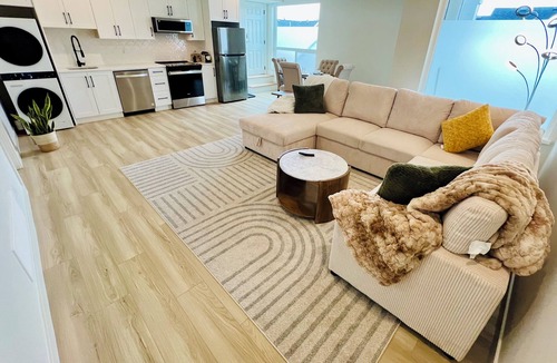 Mission Apartment | Silver Veil Suite King Bed Wifi Self Checkin New Built Minutes from Golf Course