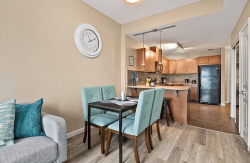 Victoria Park Apartment | Simply Comfort. Modern DT Condo. Balcony. Free Parking. Gym.